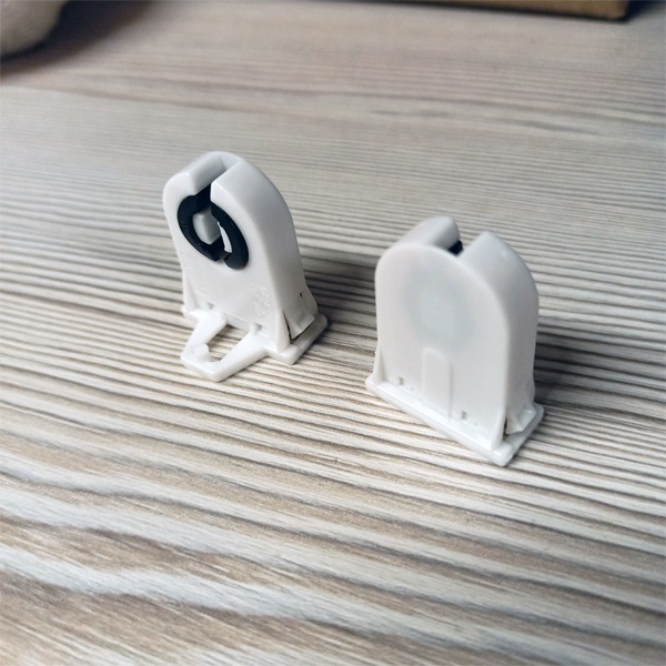 Сквозной патрон G13 с боковыми защелками и стопором для линейных люминесцентных ламп Т8.