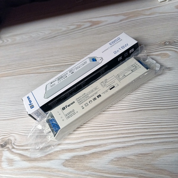 Электронный балласт размером 190х33х25 мм для двух люминесцентных ламп T8 с цоколем G13 мощностью 18 Ватт.