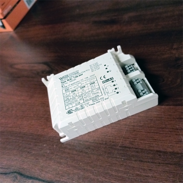 Электронный пускорегулирующий аппарат (ЭПРА) для лампы с цоколем 2GX13 2G10 2G11 GR10q мощностью 22 Ватта.