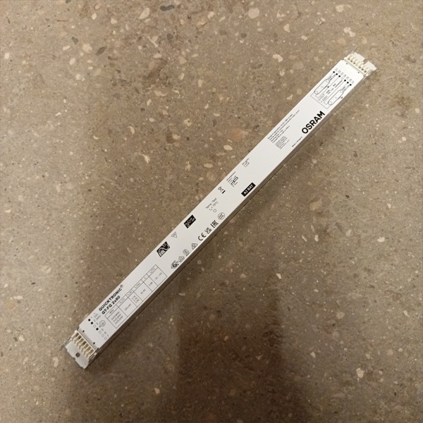 Электронный пускорегулирующий аппарат (ЭПРА) для двух люминесцентных ламп T5 с цоколем G5 мощностью 80 Ватт.