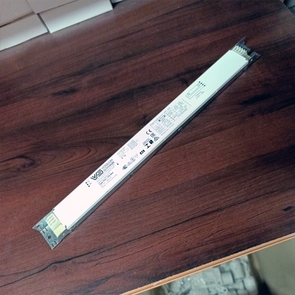 Электронный пускорегулирующий аппарат (ЭПРА) для люминесцентных ламп T5 с цоколем G5 мощностью 54 Ватта.