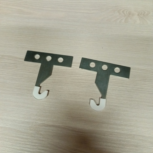 Крюк для монтажа в распаячную коробку для подвеса люстры