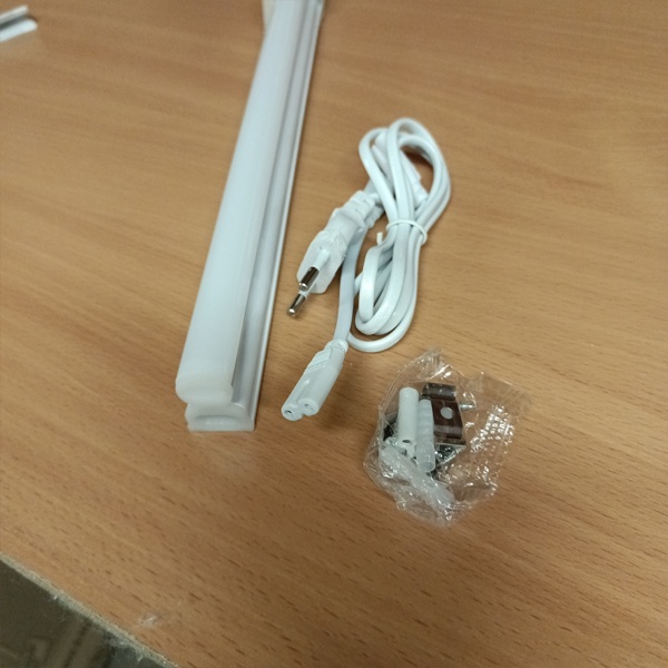 Светодиодный линейный светильник Feron LED-T5 с шнуром и выключателем мощностью 9 Ватт холодного света