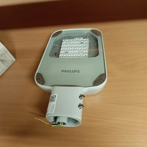 Консольный светодиодный светильник для уличного освещения Филипс BRP101, 29 Вт, белый свет