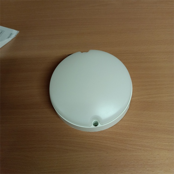 Светодиодный, влагозащищенный светильник Ледванс круглой формы с комбинированным датчиком движения и освещенности, мощностью 10 Ватт, белого света