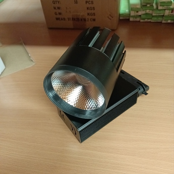 Черный светодиодный светильник AL105 Ферон, мощность 30Вт, холодный белый свет с углом рассеивания 35 градусов для однофазных шинопроводов.