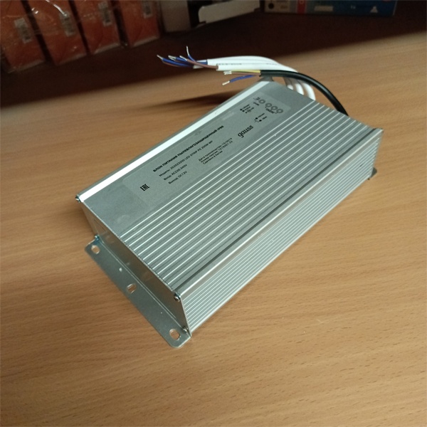 Понижающий блок питания 220/12 Вольт для светодиодных ламп мощностью 200 Ватт с повышенной защитой от влаги и пыли, Gauss Strip.