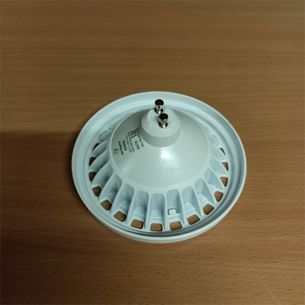 Светодиодная, диммируемая, лампочка акцентного освещения, мощностью 15 Ватт, с цоколем GU10, угол излучения 120°, теплый белый свет