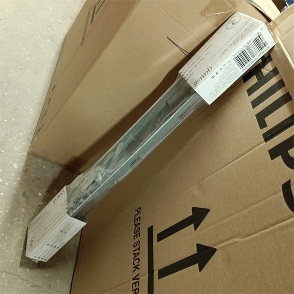 Серый линейный светильник Гаусс с высокой защитой от пыли и влаги под две светодиодных лампы Т8 длиной 600 мм