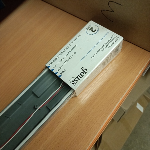 Серый линейный светильник Гаусс с высокой защитой от пыли и влаги под две светодиодных лампы Т8 длиной 600 мм