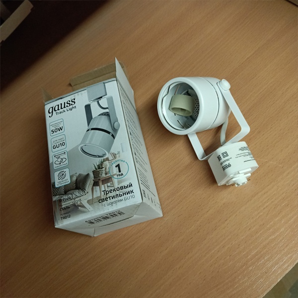 Потолочный трековый осветительный прибор Гаусс в форме белого цилиндра