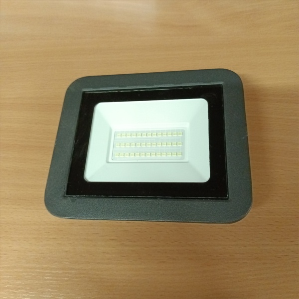 Влагозащищенный светодиодный прожектор с П-образным кронштейном, мощностью 30 Ватт, холодный дневной свет