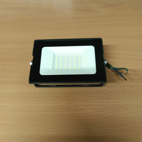 Влагозащищенный светодиодный прожектор с П-образным кронштейном, мощностью 20 Ватт, холодный дневной свет