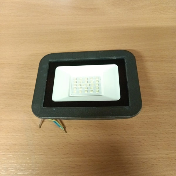 Влагозащищенный светодиодный прожектор с П-образным кронштейном, мощностью 20 Ватт, холодный дневной свет