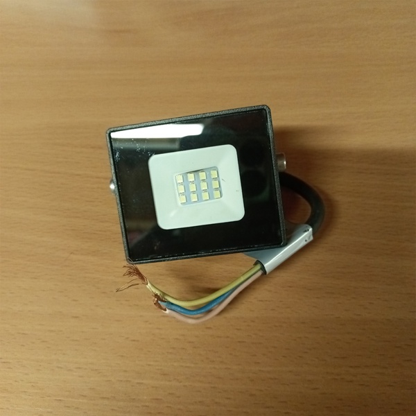 Прожектор светодиодный, влагозащищенный в алюминиевом корпусе, мощностью 10 Ватт, холодный дневной свет