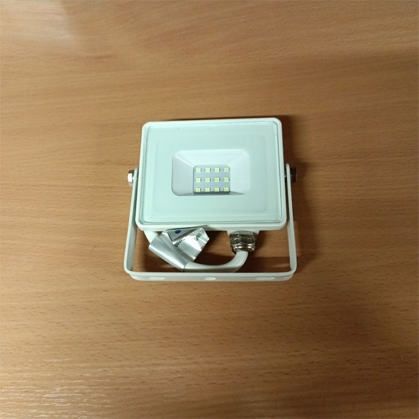 Прожектор светодиодный, влагозащищенный в алюминиевом корпусе, мощностью 10 Ватт, холодный дневной свет