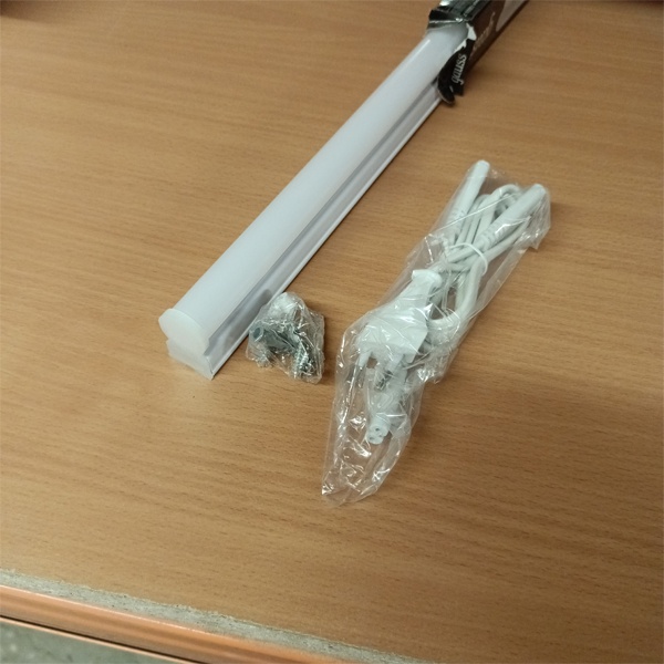 Белый линейный LED светильник Гаусс серии TL мощностью 15 Ватт, белый свет, комплект для подключения.