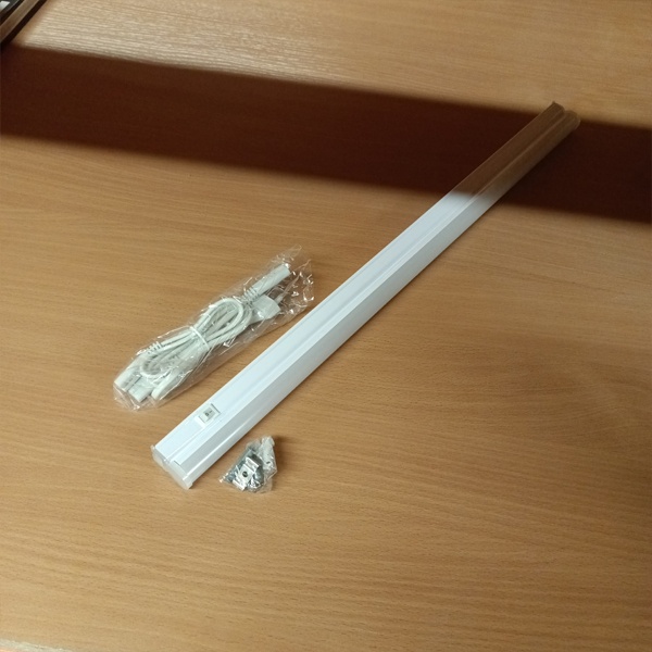 Белый линейный LED светильник Гаусс серии TL мощностью 5 Ватт, теплый белый свет, комплект для подключения.