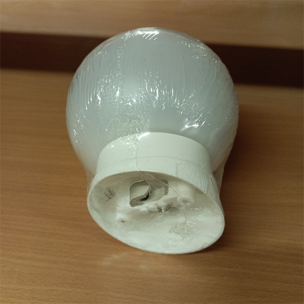 Декоративный накладной осветительный прибор ТДМ наклонного типа, для лампы с цоколем E27 максимальной мощностью 60 Ватт