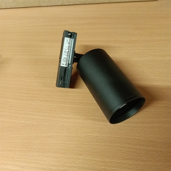 Однофазный осветительный прибор для установки на шинопровод, под ЛЕД лампу с цоколем GU10 максимальной мощностью 15 Ватт, цвет черный