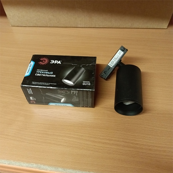 Однофазный осветительный прибор для установки на шинопровод, под ЛЕД лампу с цоколем GU10 максимальной мощностью 15 Ватт, цвет черный