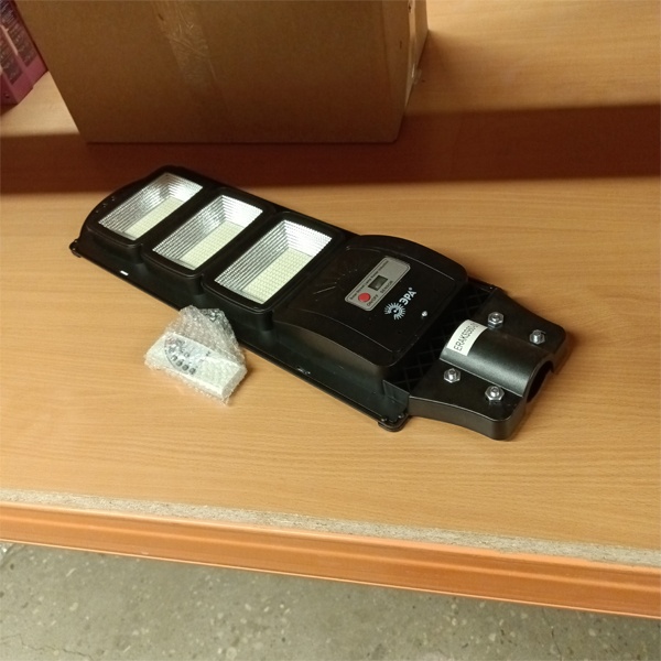 Консольный светодиодный (светодиоды SMD) светильник для уличного освещения на солнечной батарее, мощностью 60 Ватт, с датчиком движения, дневной свет