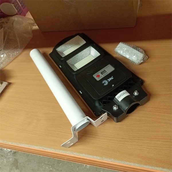 Консольный светодиодный (светодиоды SMD) светильник для уличного освещения на солнечной батарее, мощностью 40 Ватт, с датчиком движения, дневной свет, с кронштейном