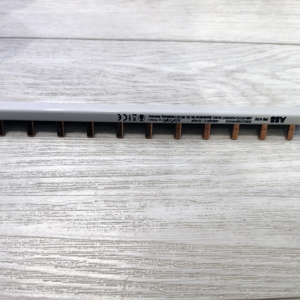 Однофазная (на 63 Ампера) шинная разводка на 12 модулей с расстоянием между штырьками 17,6 мм