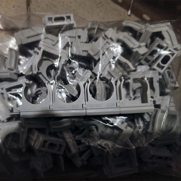 Держатель с защёлкой для труб диаметром 20 мм.