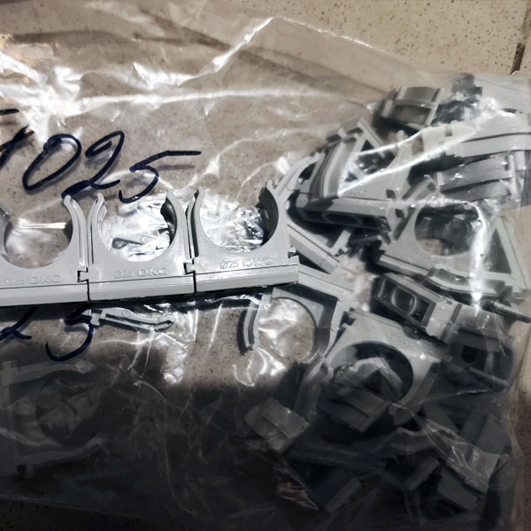 Держатель с защёлкой для труб диаметром 25 мм.