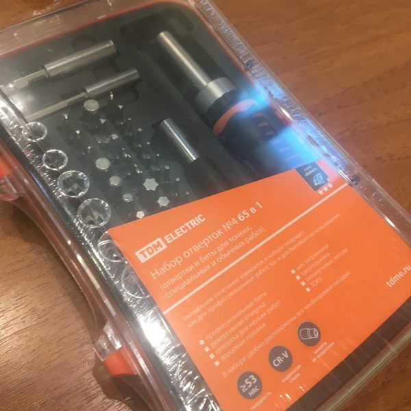 Отвертка с реверсивной рукояткой и набором бит для монтажа различных крепежных элементов (65 предметов)