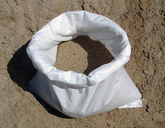 Песок в мешках