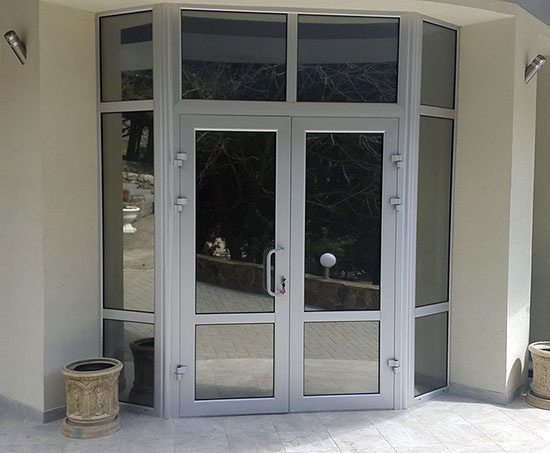 Стеклянные двери входные для дома