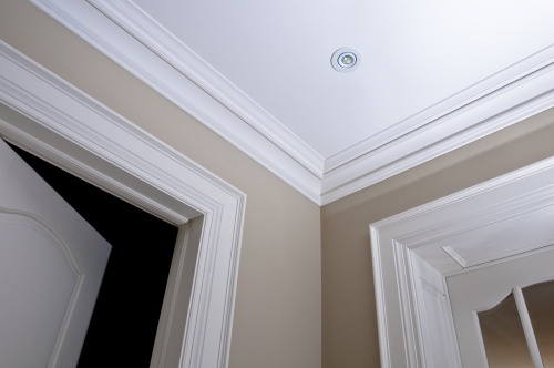 Потолочные плинтуса – сделайте потолок идеальным