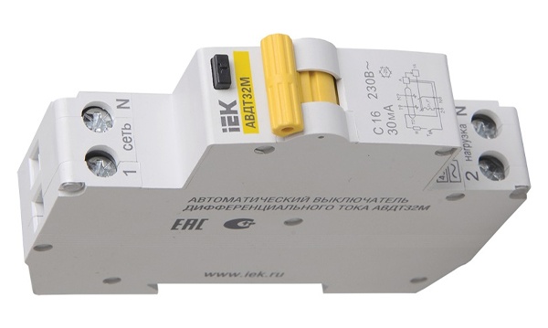 Дифференциальные автоматы двухполюсные одномодульные АВДТ32М тип АС 4,5кА IEK