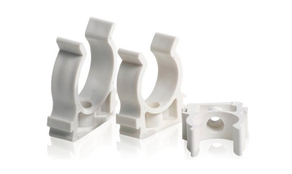 Крепеж для пластиковых труб и гофры