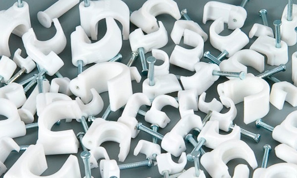 Скоба пластиковая с гвоздем и держатели для крепления кабеля