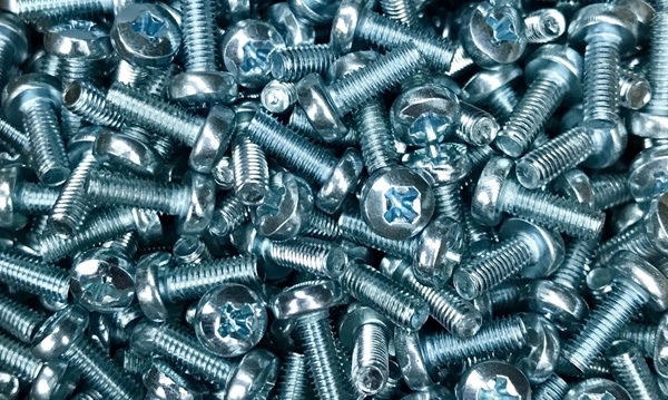 Винты с полукруглой головкой DIN7985