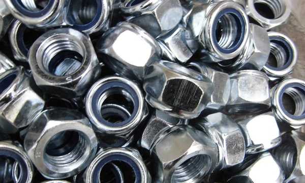 Гайки шестигранные самоконтрящиеся DIN985