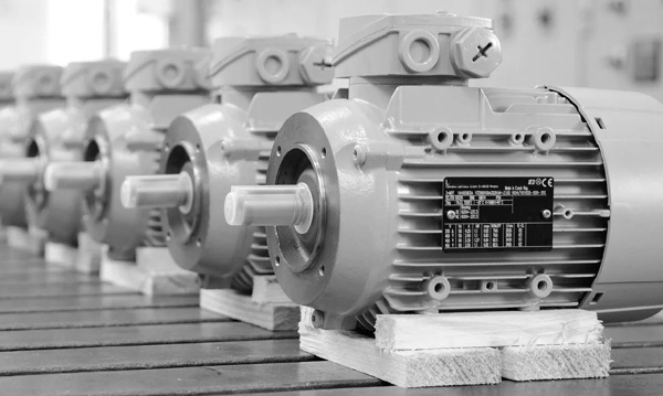 Электродвигатели асинхронные трехфазные (лапы + фланец)