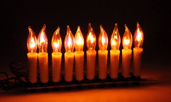 Декоративные гирлянды, свечи, камины