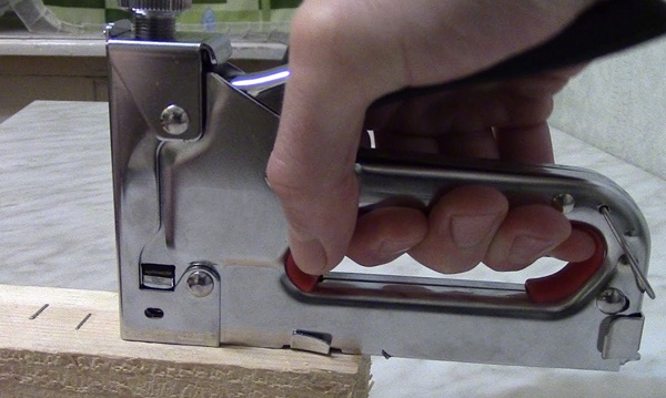 Степлеры строительные, скобы