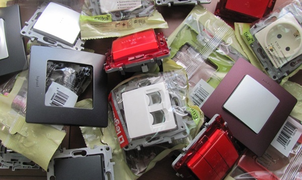 Механизмы и рамки Legrand Etika белые