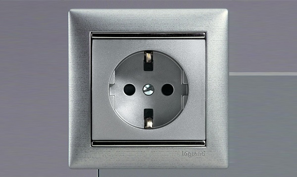 Рамки Legrand Valena Classic под алюминиевые механизмы