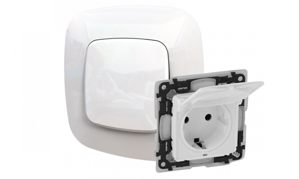 Брызгозащищенные механизмы IP44 Life Legrand с белой лицевой панелью