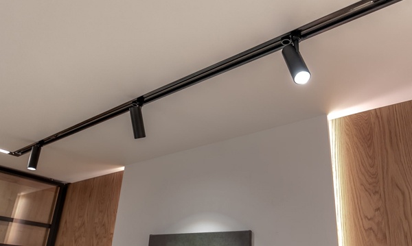 Накладные и подвесные светильники и споты