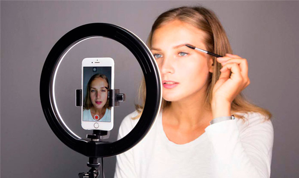 Настольные кольцевые лампы на штативе