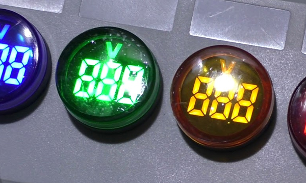 Индикаторы напряжения, тока, температуры и оповещатели.